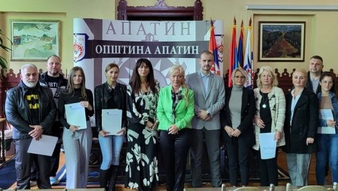 SUBVENCIJE ZA SAMOZAPOŠLJAVANJE: Uručeno deset ugovora u Apatinu SUBVENCIJE ZA SAMOZAPOŠLJAVANJE: Uručeno deset ugovora u Apatinu
