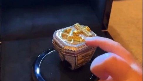 NIJE MOGLA DA SE ODVOJI OD PRSTENA: Kćerka Nikole Jokića ponovo tati ukrala šou (VIDEO) NIJE MOGLA DA SE ODVOJI OD PRSTENA: Kćerka Nikole Jokića ponovo tati ukrala šou (VIDEO)