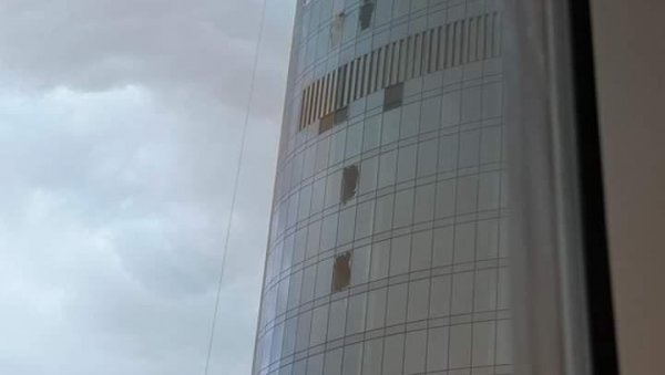 ПОГЛЕДАЈТЕ - СНИМАК ОД КОГА ЗАСТАЈЕ ДАХ: Откачила се корпа са перачима прозора на небодеру (ВИДЕО) ПОГЛЕДАЈТЕ - СНИМАК ОД КОГА ЗАСТАЈЕ ДАХ: Откачила се корпа са перачима прозора на небодеру (ВИДЕО)