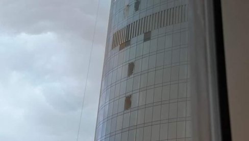 ПОГЛЕДАЈТЕ - СНИМАК ОД КОГА ЗАСТАЈЕ ДАХ: Откачила се корпа са перачима прозора на небодеру (ВИДЕО) ПОГЛЕДАЈТЕ - СНИМАК ОД КОГА ЗАСТАЈЕ ДАХ: Откачила се корпа са перачима прозора на небодеру (ВИДЕО)