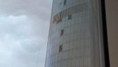 ПОГЛЕДАЈТЕ - СНИМАК ОД КОГА ЗАСТАЈЕ ДАХ: Откачила се корпа са перачима прозора на небодеру (ВИДЕО)