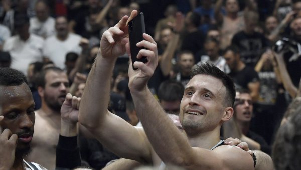 УЖИВО, СА ТЕРЕНА! Ево шта је Алекса Аврамовић урадио после победе над Звездом у Евролиги, гробари ће бити одушевљени УЖИВО, СА ТЕРЕНА! Ево шта је Алекса Аврамовић урадио после победе над Звездом у Евролиги, гробари ће бити одушевљени