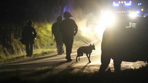 STRAH VLADA ULICAMA, UBICA JE NA SLOBODI: Drugi dan od masovnog ubistva u Americi - ubijeno najmanje 18 ljudi STRAH VLADA ULICAMA, UBICA JE NA SLOBODI: Drugi dan od masovnog ubistva u Americi - ubijeno najmanje 18 ljudi