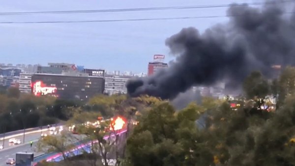ДРАМАТИЧНИ ПРИЗОРИ НА БРАНКОВОМ МОСТУ: Запалио се аутобус, црни дим куља у небо (ВИДЕО) ДРАМАТИЧНИ ПРИЗОРИ НА БРАНКОВОМ МОСТУ: Запалио се аутобус, црни дим куља у небо (ВИДЕО)