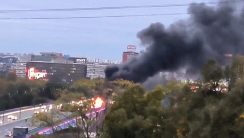 DRAMATIČNI PRIZORI NA BRANKOVOM MOSTU: Zapalio se autobus, crni dim kulja u nebo (VIDEO) DRAMATIČNI PRIZORI NA BRANKOVOM MOSTU: Zapalio se autobus, crni dim kulja u nebo (VIDEO)
