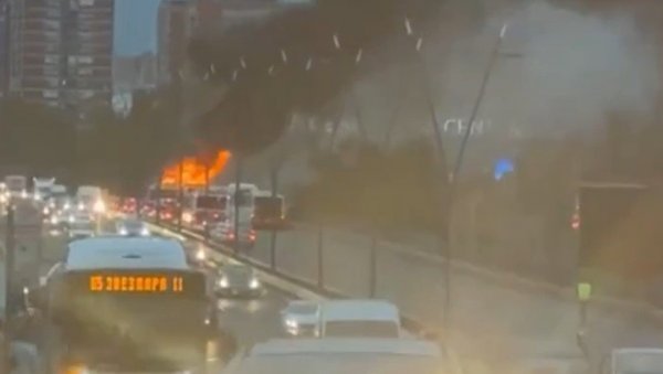 ДЕТАЉИ ПОЖАРА НА БРАНКОВОМ МОСТУ: Познато у ком су стању путници из аутобуса који је ватра прогутала у пар минута (ФОТО/ВИДЕО) ДЕТАЉИ ПОЖАРА НА БРАНКОВОМ МОСТУ: Познато у ком су стању путници из аутобуса који је ватра прогутала у пар минута (ФОТО/ВИДЕО)