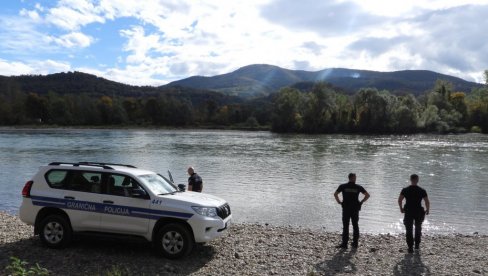 NASTAVLJA SE POTRAGA KOD LOZNICE: Vatrogasci traže muškarca pod sumnjom da se utopio u ledenoj Drini NASTAVLJA SE POTRAGA KOD LOZNICE: Vatrogasci traže muškarca pod sumnjom da se utopio u ledenoj Drini