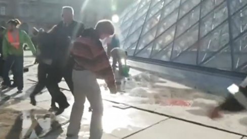 STAKLO U POTPUNOSTI IŠARANO: Klimatski aktivisti napali Luvr (VIDEO) STAKLO U POTPUNOSTI IŠARANO: Klimatski aktivisti napali Luvr (VIDEO)