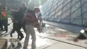 СТАКЛО У ПОТПУНОСТИ ИШАРАНО: Климатски активисти напали Лувр (ВИДЕО)