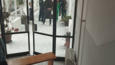 PRVE SLIKE SA MESTA NESREĆE U NOVOM SADU: Poznato stanje devojke nakon pada sa četiri metra visine u holu fakulteta (FOTO) PRVE SLIKE SA MESTA NESREĆE U NOVOM SADU: Poznato stanje devojke nakon pada sa četiri metra visine u holu fakulteta (FOTO)