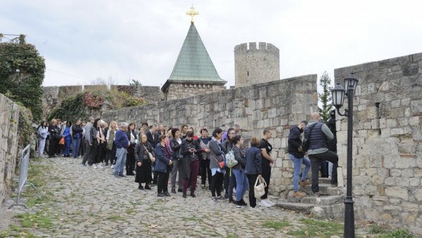 ВЕЛИКИ БРОЈ ВЕРНИКА У ЦРКВИ СВЕТЕ ПЕТКЕ: Грађани дошли на поклоњење светитељки (ФОТО/ВИДЕО) ВЕЛИКИ БРОЈ ВЕРНИКА У ЦРКВИ СВЕТЕ ПЕТКЕ: Грађани дошли на поклоњење светитељки (ФОТО/ВИДЕО)