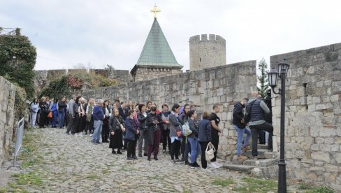 VELIKI BROJ VERNIKA U CRKVI SVETE PETKE: Građani došli na poklonjenje svetiteljki (FOTO/VIDEO) VELIKI BROJ VERNIKA U CRKVI SVETE PETKE: Građani došli na poklonjenje svetiteljki (FOTO/VIDEO)