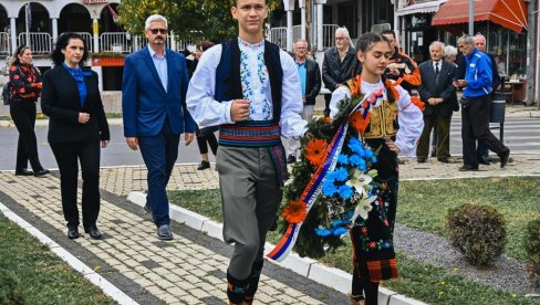 POLOŽENI VENCI NA NA SPOMENIK MARE RESAVKINJE: Obeleženo 105. godina OD oslobođenja Svilajnca u Prvom svetskom ratu (FOTO)