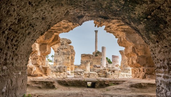 НА МОЋНУ КАРТАГИНУ СЕЋАЈУ ЈОШ САМО ТЕРМЕ: У Тунису, на месту древног града од ког су стрепеле империје НА МОЋНУ КАРТАГИНУ СЕЋАЈУ ЈОШ САМО ТЕРМЕ: У Тунису, на месту древног града од ког су стрепеле империје