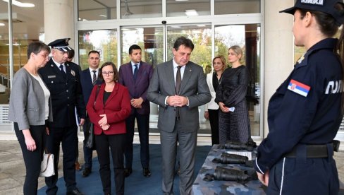 MINISTAR GAŠIĆ SA NEMAČKOM AMBASADORKOM: Graničnoj policiji donacija od 14 džipova (FOTO) MINISTAR GAŠIĆ SA NEMAČKOM AMBASADORKOM: Graničnoj policiji donacija od 14 džipova (FOTO)