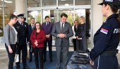 МИНИСТАР ГАШИЋ СА НЕМАЧКОМ АМБАСАДОРКОМ: Граничној полицији донација од 14 џипова (ФОТО) МИНИСТАР ГАШИЋ СА НЕМАЧКОМ АМБАСАДОРКОМ: Граничној полицији донација од 14 џипова (ФОТО)