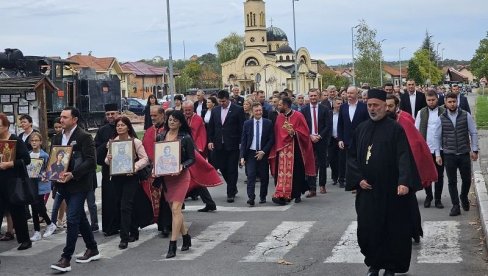 POSTALI VELIKI DUHOVNI CENTAR: Ugljevik obeležio krsnu slavu - Svetu Petku (FOTO) POSTALI VELIKI DUHOVNI CENTAR: Ugljevik obeležio krsnu slavu - Svetu Petku (FOTO)