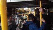 PUTNICI PLAKALI OD ODUŠEVLJENJA ZBOG MLADIĆA: U autobusu se orile pesme o Kosovu (VIDEO) PUTNICI PLAKALI OD ODUŠEVLJENJA ZBOG MLADIĆA: U autobusu se orile pesme o Kosovu (VIDEO)