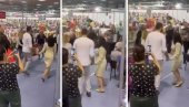 NIŠTA BEZ HARMONIKE I KOLA: Pogledajte kako se narod veseli na Sajmu knjigu (VIDEO) NIŠTA BEZ HARMONIKE I KOLA: Pogledajte kako se narod veseli na Sajmu knjigu (VIDEO)