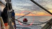ŽIVOT PIŠE DRAME: Ribar dve nedelje plutao okeanom na splavu, lovio i jeo losose ŽIVOT PIŠE DRAME: Ribar dve nedelje plutao okeanom na splavu, lovio i jeo losose