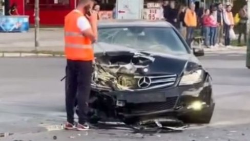 PREDNJI DEO AUTOMOBILA SMRSKAN, DRUGI ZAVŠIO NA SUPROTNOJ STRANI: Sudar u centru Novog Sada (VIDEO) PREDNJI DEO AUTOMOBILA SMRSKAN, DRUGI ZAVŠIO NA SUPROTNOJ STRANI: Sudar u centru Novog Sada (VIDEO)