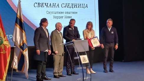 HERCEG NOVI SLAVI I NAGRAĐUJE: Novak Đoković, počasni građanin, Oktobarske nagrade Vukašinu Mihajloviću i Bosiljki Pušić HERCEG NOVI SLAVI I NAGRAĐUJE: Novak Đoković, počasni građanin, Oktobarske nagrade Vukašinu Mihajloviću i Bosiljki Pušić