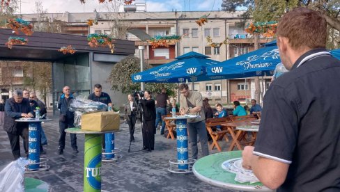 TAKMIČENJE U BRZOM JEDENJU ĆEVAPA U BANJALUCI: Strahinja sa Pala ekspresno pojeo veliku pocriju (FOTO/VIDEO) TAKMIČENJE U BRZOM JEDENJU ĆEVAPA U BANJALUCI: Strahinja sa Pala ekspresno pojeo veliku pocriju (FOTO/VIDEO)