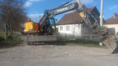 OBEĆANJE ISPUNJENO POSLE DVA DANA: Runjani kod Loznice dobili pešačku stazu (FOTO) OBEĆANJE ISPUNJENO POSLE DVA DANA: Runjani kod Loznice dobili pešačku stazu (FOTO)