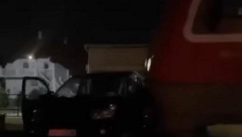 TEŠKA SAOBRAĆAJNA NESREĆA KOD SMEDEREVA: Voz naleteo na automobil (VIDEO) TEŠKA SAOBRAĆAJNA NESREĆA KOD SMEDEREVA: Voz naleteo na automobil (VIDEO)