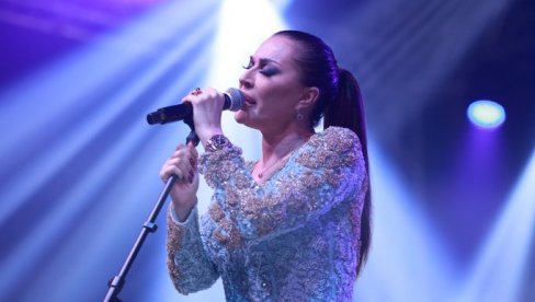POSLE DESET GODINA U KRAGUJEVCU: Ceca Ražnatović srušila sve rekorde (FOTO/VIDEO) POSLE DESET GODINA U KRAGUJEVCU: Ceca Ražnatović srušila sve rekorde (FOTO/VIDEO)