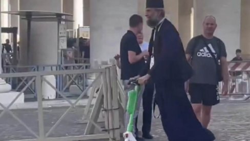 KAD ON PROĐE SVI SE KRSTE: Moderni pop juri preko trga - Na sastanke u Vatikan dolazi električnim trotinetom (FOTO/VIDEO) KAD ON PROĐE SVI SE KRSTE: Moderni pop juri preko trga - Na sastanke u Vatikan dolazi električnim trotinetom (FOTO/VIDEO)