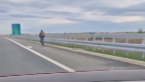 ŠTA LI JE NJEMU BILO NA PAMETI? Biciklista u zaustavnoj traci na auto-putu Šabac-Ruma (VIDEO) ŠTA LI JE NJEMU BILO NA PAMETI? Biciklista u zaustavnoj traci na auto-putu Šabac-Ruma (VIDEO)