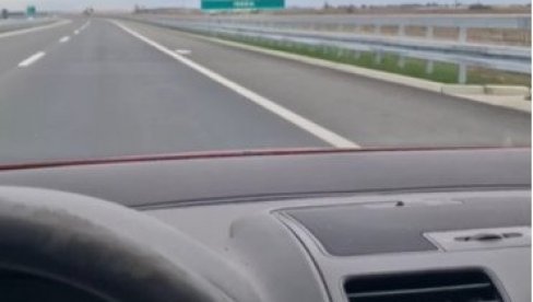 OPASNO I ZABRANJENO: Zabeležen neverovatan video na auto-putu (VIDEO) OPASNO I ZABRANJENO: Zabeležen neverovatan video na auto-putu (VIDEO)