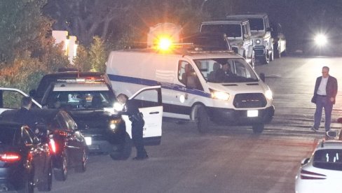 POTRESNE SLIKE: Posmrtni ostaci Metjua Perija odneti iz njegove kuće (FOTO) POTRESNE SLIKE: Posmrtni ostaci Metjua Perija odneti iz njegove kuće (FOTO)