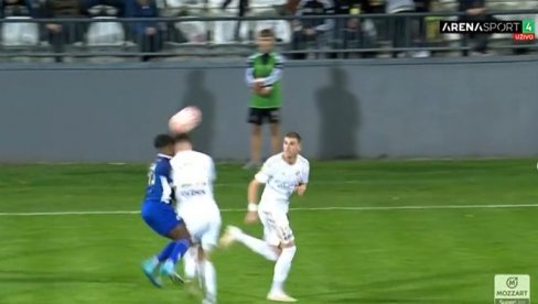 JEZIVA POVREDA NA BRDU: Fudbaler Čukaričkog završio u bolnici, svi se hvatali za glavu (FOTO) JEZIVA POVREDA NA BRDU: Fudbaler Čukaričkog završio u bolnici, svi se hvatali za glavu (FOTO)