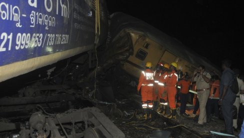 POGLEDAJTE - STRAVIČAN SUDAR DVA VOZA: Poginulo 10, više od 20 povređeno (VIDEO)