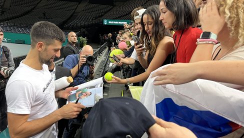 NOVOSTI NA NOVAKOVOM TRENINGU: Srpski as oduševio publiku u pariskom Bersiju (FOTO) NOVOSTI NA NOVAKOVOM TRENINGU: Srpski as oduševio publiku u pariskom Bersiju (FOTO)