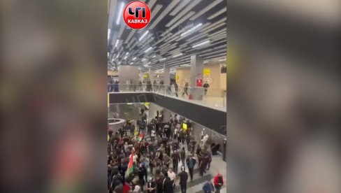 (УЗНЕМИРУЈУЋЕ): Демонстранти направили хаос на аеродрому у Дагестану, траже путнике који су долетели из Израела (ВИДЕО) (УЗНЕМИРУЈУЋЕ): Демонстранти направили хаос на аеродрому у Дагестану, траже путнике који су долетели из Израела (ВИДЕО)
