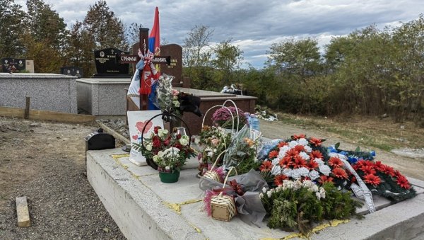 НА ГРОБУ СРПСКА ЗАСТАВА: И даље нема одговора на питање како су страдали Срби у Бањској – Приштина ћути на упите о резултатима обдукције НА ГРОБУ СРПСКА ЗАСТАВА: И даље нема одговора на питање како су страдали Срби у Бањској – Приштина ћути на упите о резултатима обдукције