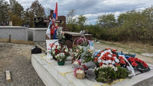NA GROBU SRPSKA ZASTAVA: I dalje nema odgovora na pitanje kako su stradali Srbi u Banjskoj – Priština ćuti na upite o rezultatima obdukcije NA GROBU SRPSKA ZASTAVA: I dalje nema odgovora na pitanje kako su stradali Srbi u Banjskoj – Priština ćuti na upite o rezultatima obdukcije