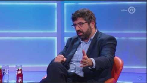 TVITERAŠI ISMEVAJU LAZOVIĆA: I on je na tzv. protestu studenata, ima 43 godine i još nije završio fakultet TVITERAŠI ISMEVAJU LAZOVIĆA: I on je na tzv. protestu studenata, ima 43 godine i još nije završio fakultet