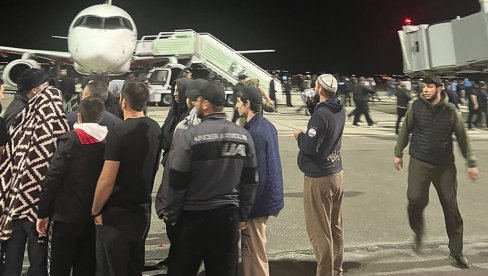 SNAGE BEZBEDNOSTI RAŠČISTILE AERODROM U MAHAČKALI: Muftija Dagestana napad na Jevreje nazvao greškom, ima povređenih (FOTO/VIDEO) SNAGE BEZBEDNOSTI RAŠČISTILE AERODROM U MAHAČKALI: Muftija Dagestana napad na Jevreje nazvao greškom, ima povređenih (FOTO/VIDEO)