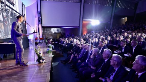 ČVRSTA VEZA IZMEĐU STRUKE I NAUKE: Mašinski fakultet obeležio Univerziteta u Beogradu 75 godina postojanja ČVRSTA VEZA IZMEĐU STRUKE I NAUKE: Mašinski fakultet obeležio Univerziteta u Beogradu 75 godina postojanja