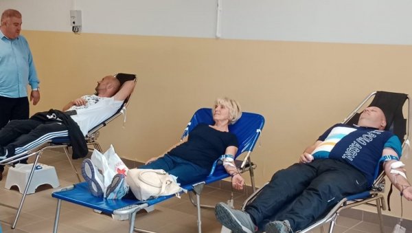 ПРИКУПЉЕНА 41 ЈЕДИНИЦА: Акција ДДК у врњачкој Гимназији ПРИКУПЉЕНА 41 ЈЕДИНИЦА: Акција ДДК у врњачкој Гимназији
