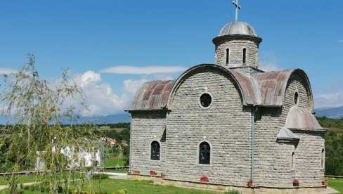 NEMA VATROGASACA ZA SRBE POVRATNIKE NA KIM: Vatra se približila kućama u selu Osojane - Policija ne zna ništa o požaru NEMA VATROGASACA ZA SRBE POVRATNIKE NA KIM: Vatra se približila kućama u selu Osojane - Policija ne zna ništa o požaru
