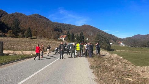 DA LI TREBA NEKO DA STRADA: Protest ogorčenik radnika i rukovodstva firme iz Bijelog Polja DA LI TREBA NEKO DA STRADA: Protest ogorčenik radnika i rukovodstva firme iz Bijelog Polja