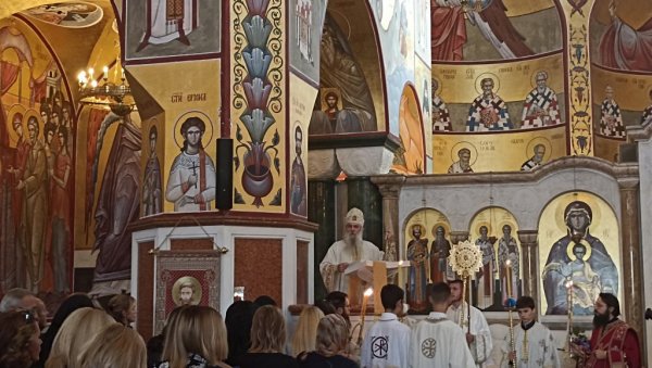 ПОМЕН ЂЕДУ ОКУПИО ВЕРНИКЕ Поводом три године од упокојења Митрополита Амфилохија служена литургија ПОМЕН ЂЕДУ ОКУПИО ВЕРНИКЕ Поводом три године од упокојења Митрополита Амфилохија служена литургија