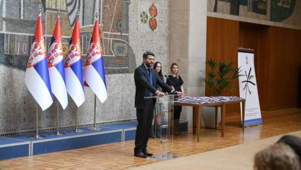 СРБИЈА ЈЕ ОДАВНО И ЊИХОВА КУЋА Шапић: Чинићемо све да што већем броју избегличких породица обезбедимо станове СРБИЈА ЈЕ ОДАВНО И ЊИХОВА КУЋА Шапић: Чинићемо све да што већем броју избегличких породица обезбедимо станове