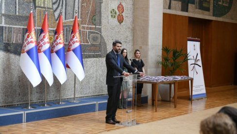 SRBIJA JE ODAVNO I NJIHOVA KUĆA Šapić: Činićemo sve da što većem broju izbegličkih porodica obezbedimo stanove SRBIJA JE ODAVNO I NJIHOVA KUĆA Šapić: Činićemo sve da što većem broju izbegličkih porodica obezbedimo stanove
