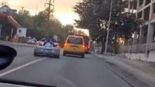 СВЕ ВИШЕ НЕСАВЕСНИХ ВОЗАЧА НА БЕОГРАДСКИМ УЛИЦАМА: Појавио се нови снимак који је све оставио у чуду (ВИДЕО) СВЕ ВИШЕ НЕСАВЕСНИХ ВОЗАЧА НА БЕОГРАДСКИМ УЛИЦАМА: Појавио се нови снимак који је све оставио у чуду (ВИДЕО)